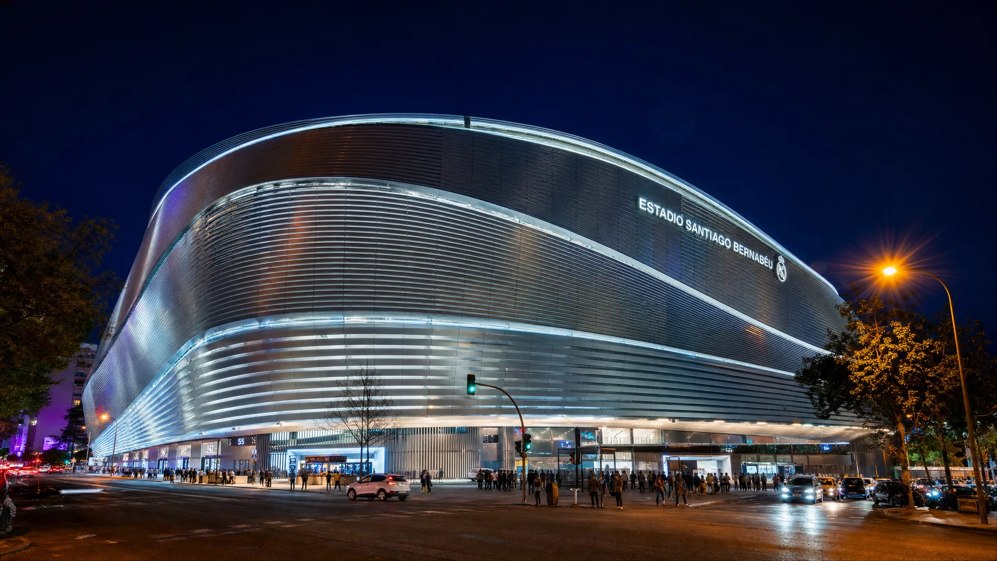 Santiago Bernabรฉu exterior night